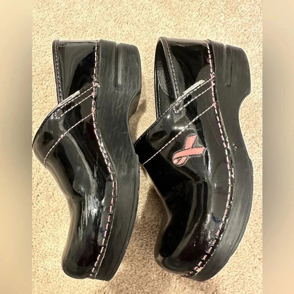 Dansko Professional Clogs Nursing Black Patent Pink Ribbon Breast Cancer size 37 - Picture 3 of 7